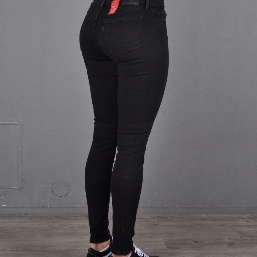 Black denim Levi jeans